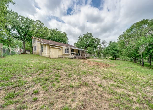 4-bedroom rental at 120 Center Creek Drive in Floresville, TX — photo 3