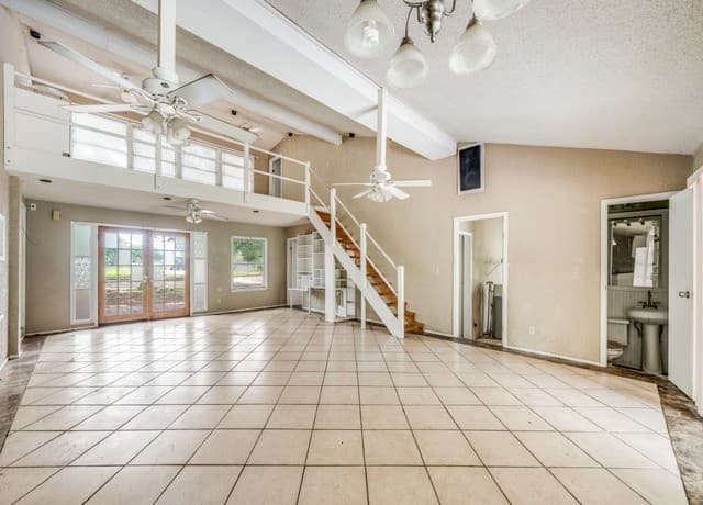 4-bedroom rental at 120 Center Creek Drive in Floresville, TX — photo 5