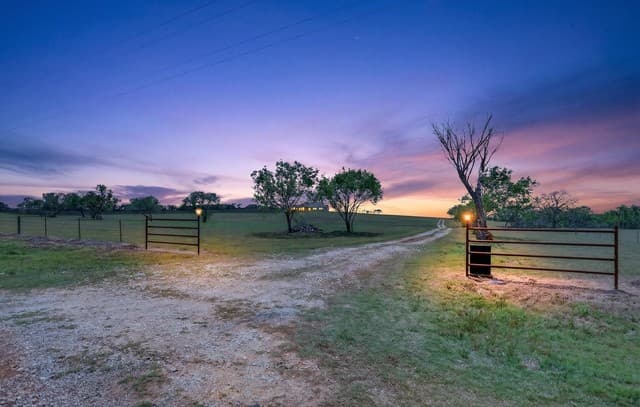 3-bedroom rental at 435 Fm 539 in Floresville, TX — photo 1