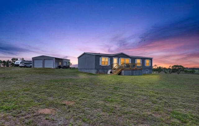 3-bedroom rental at 435 Fm 539 in Floresville, TX — photo 2