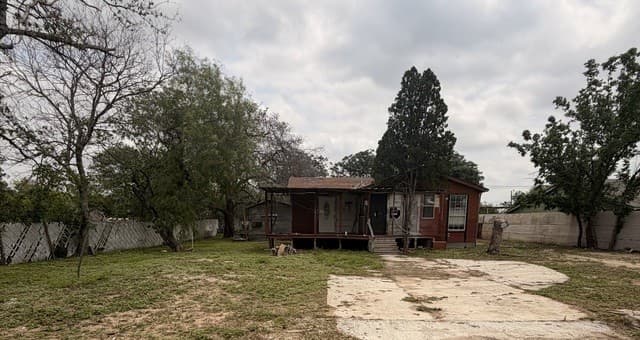 3-bedroom rental at 508 N Bright Dr in Devine, TX — photo 2