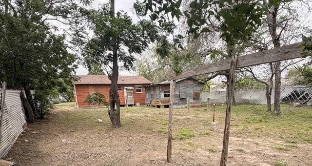 3-bedroom rental at 508 N Bright Dr in Devine, TX — photo 4