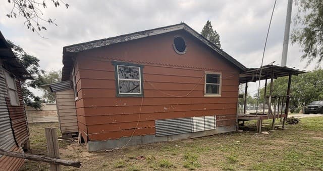 3-bedroom rental at 508 N Bright Dr in Devine, TX — photo 5
