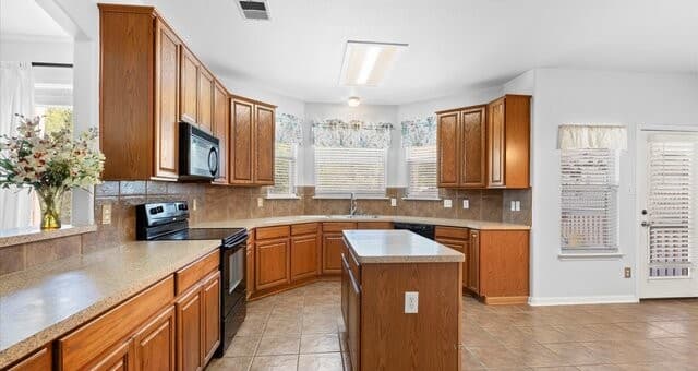 4-bedroom rental at 8818 Ash Meadow Dr in Universal City, TX — photo 4