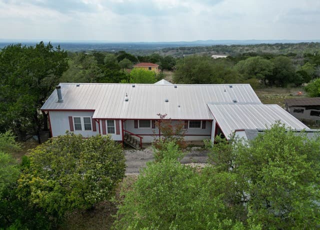 3-bedroom rental at 3285 Broad Oak Drive in Bandera, TX — photo 3