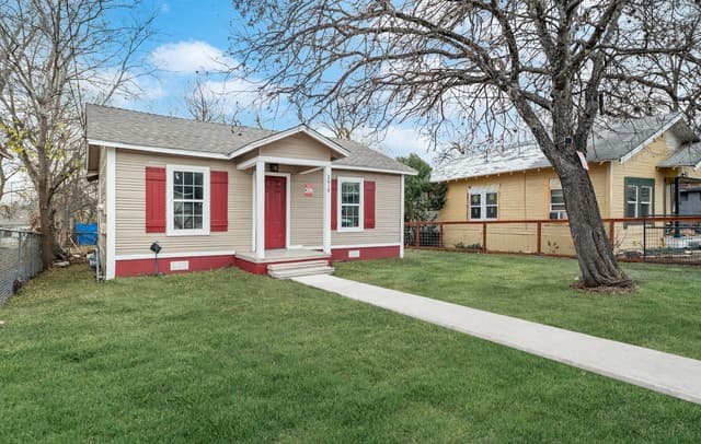 3-bedroom rental at 2619 E Houston in San Antonio, TX — photo 1