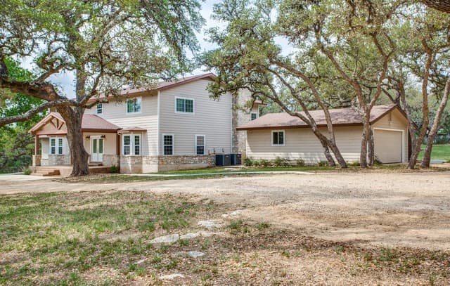 5-bedroom rental at 9730 Windwood Dr in Boerne, TX — photo 3