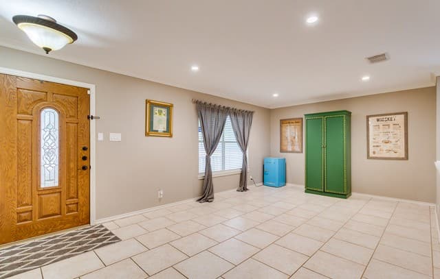 4-bedroom rental at 2422 Newoak Park in San Antonio, TX — photo 2