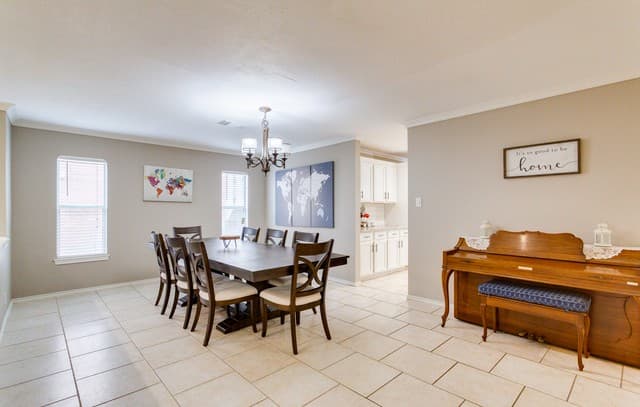 4-bedroom rental at 2422 Newoak Park in San Antonio, TX — photo 4