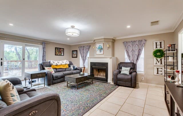 4-bedroom rental at 2422 Newoak Park in San Antonio, TX — photo 5