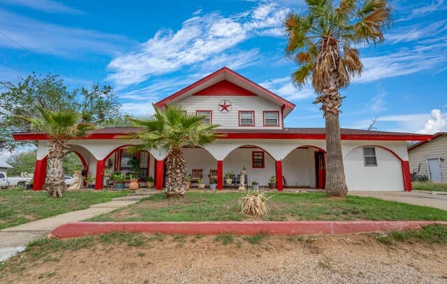 5-bedroom rental at 903 E Westmeyer in Poth, TX — photo 1