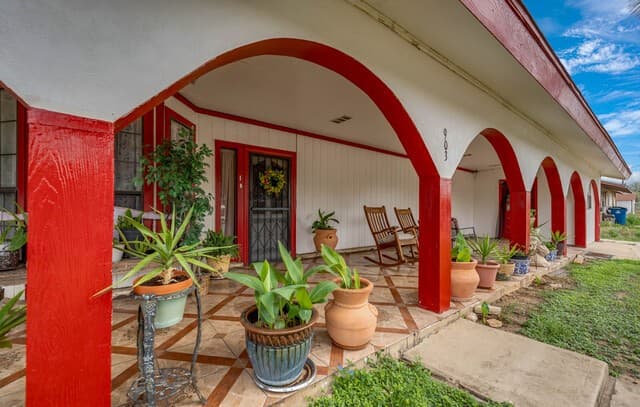 5-bedroom rental at 903 E Westmeyer in Poth, TX — photo 2