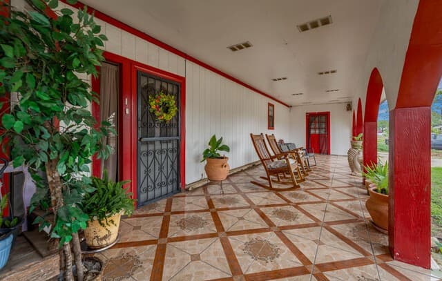 5-bedroom rental at 903 E Westmeyer in Poth, TX — photo 3