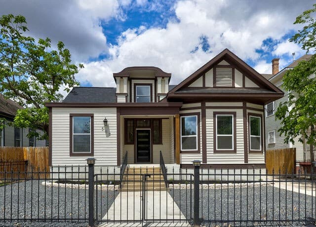 Home for sale at 507 W Mistletoe in San Antonio, TX — photo 2