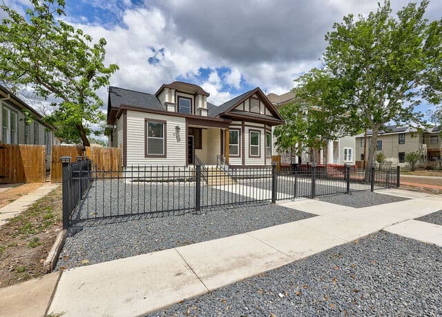 Home for sale at 507 W Mistletoe in San Antonio, TX — photo 3