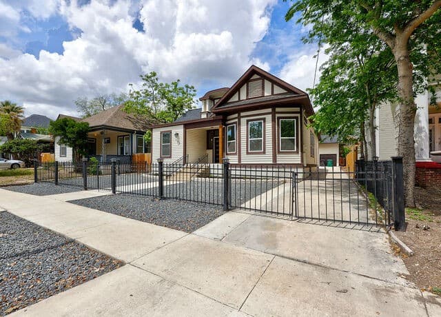 Home for sale at 507 W Mistletoe in San Antonio, TX — photo 4