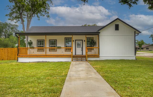 4-bedroom rental at 312 N Lavernia in Marion, TX — photo 2