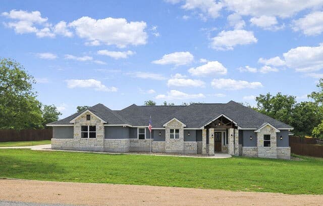 4-bedroom rental at 104 Abrego Knoll Dr in Floresville, TX — photo 2