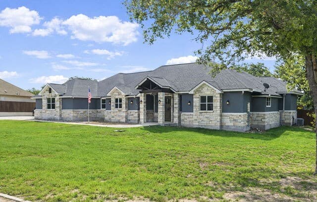 4-bedroom rental at 104 Abrego Knoll Dr in Floresville, TX — photo 3