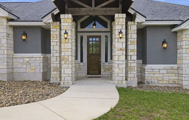 4-bedroom rental at 104 Abrego Knoll Dr in Floresville, TX — photo 4