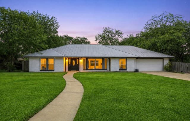 4-bedroom rental at 100 Northcrest Dr in Castle Hills, TX — photo 1