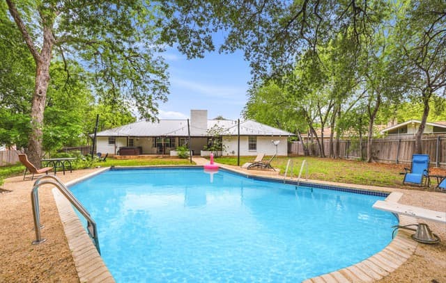 4-bedroom rental at 100 Northcrest Dr in Castle Hills, TX — photo 2