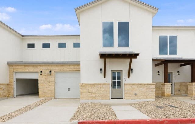 2-bedroom rental at 1143 Paniolo Dr in Boerne, TX — photo 2