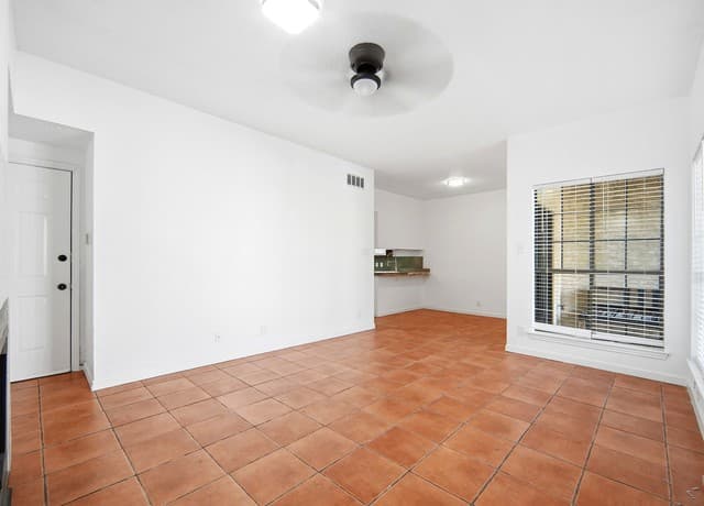 2-bedroom rental at 6100 Woodlake Pkwy Unit 311 in San Antonio, TX — photo 3