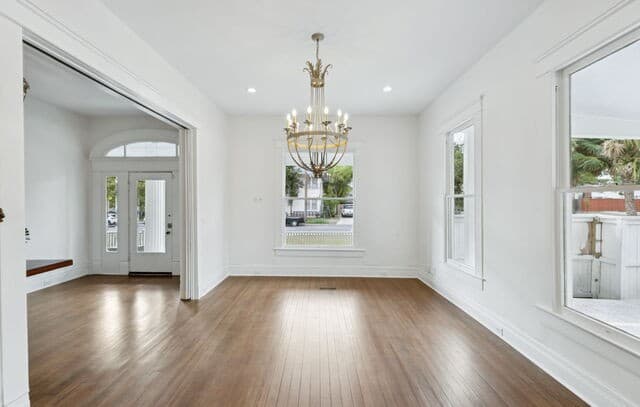 4-bedroom rental at 321 E Dewey Pl in San Antonio, TX — photo 2