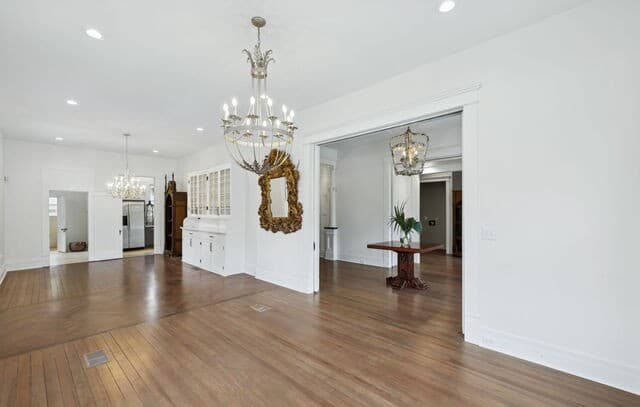 4-bedroom rental at 321 E Dewey Pl in San Antonio, TX — photo 3