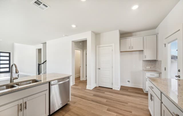 4-bedroom rental at 6451 Comanche Moon Blank in San Antonio, TX — photo 3