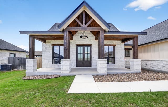 3-bedroom rental at 721 N Dickson in Poth, TX — photo 1