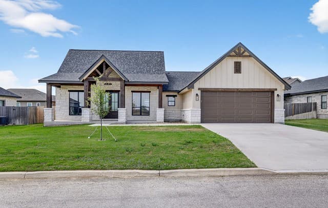 3-bedroom rental at 721 N Dickson in Poth, TX — photo 2