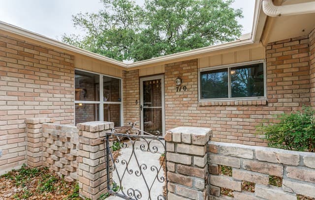 4-bedroom rental at 710 Balboa in Universal City, TX — photo 5