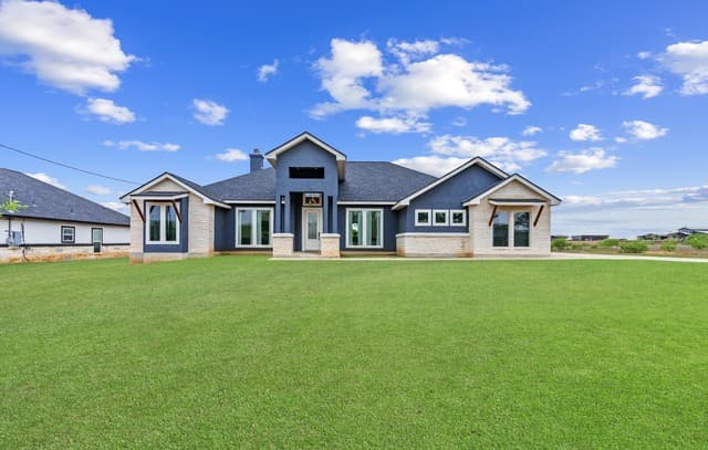 5-bedroom rental at 9991 Crow Ln in Adkins, TX — photo 1