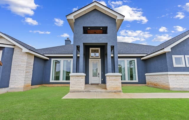 5-bedroom rental at 9991 Crow Ln in Adkins, TX — photo 4