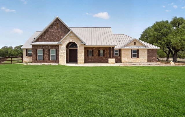 3-bedroom rental at 815 Serene Waters in Spring Branch, TX — photo 2