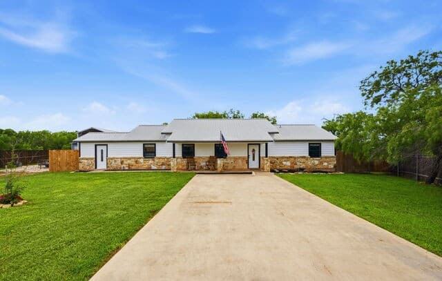 3-bedroom rental at 202 Bryan Dr in Jourdanton, TX — photo 1