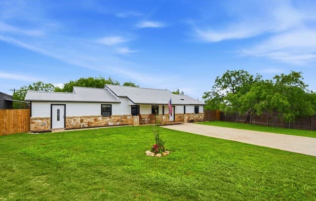 3-bedroom rental at 202 Bryan Dr in Jourdanton, TX — photo 2