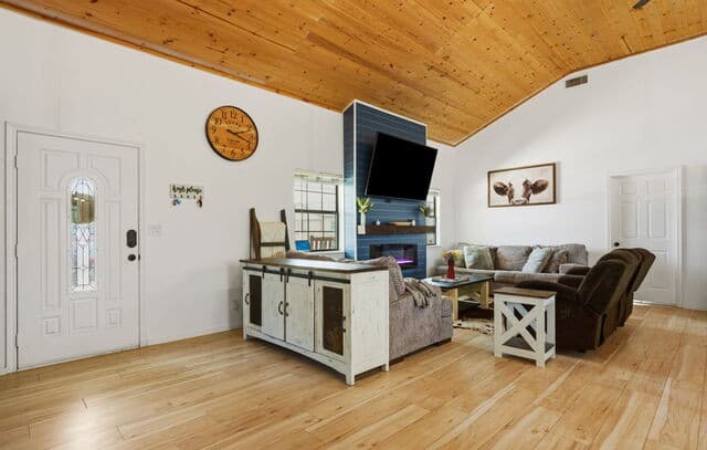 3-bedroom rental at 202 Bryan Dr in Jourdanton, TX — photo 5