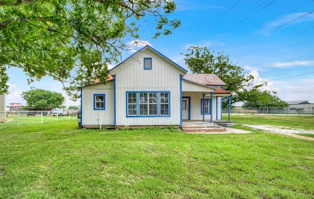 3-bedroom rental at 517 Center St in Marion, TX — photo 2