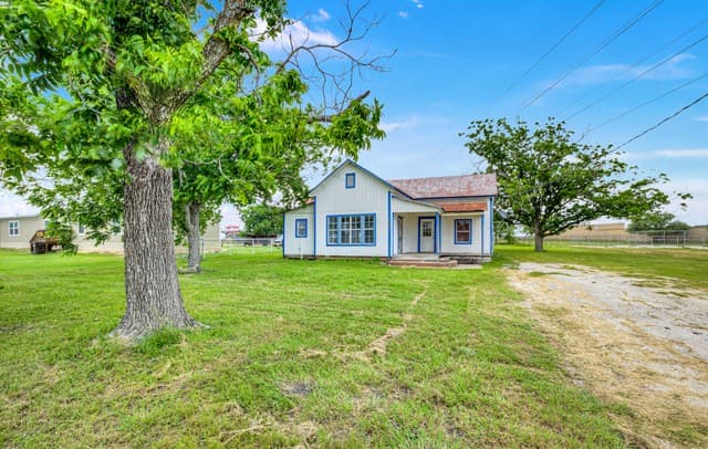 3-bedroom rental at 517 Center St in Marion, TX — photo 3