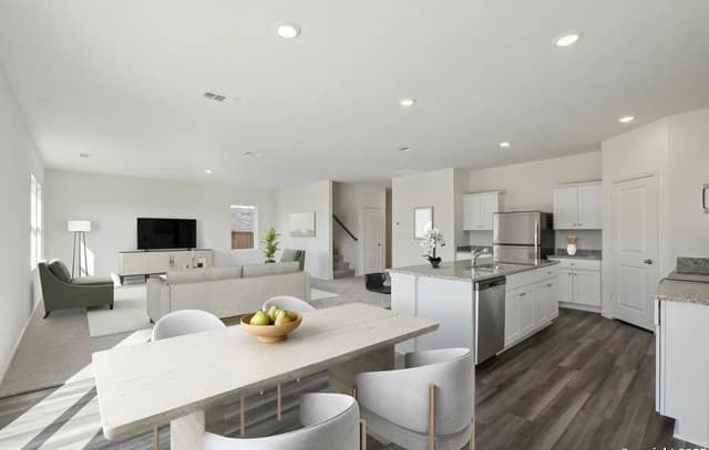 5-bedroom rental at 129 Peterson Pl in Adkins, TX — photo 2