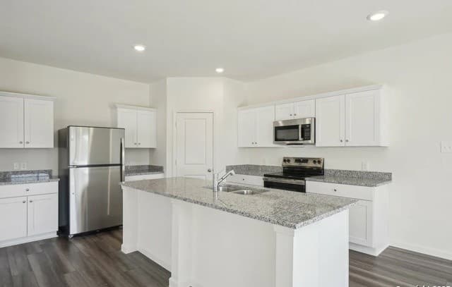 5-bedroom rental at 129 Peterson Pl in Adkins, TX — photo 4