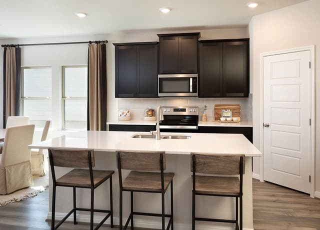 4-bedroom rental at 204 Barton Point in Cibolo, TX — photo 2