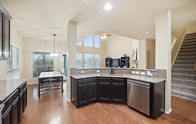6-bedroom rental at 313 Brook Shadow in Cibolo, TX — photo 5
