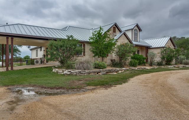 4-bedroom rental at 106 River Mountain Dr in Boerne, TX — photo 3