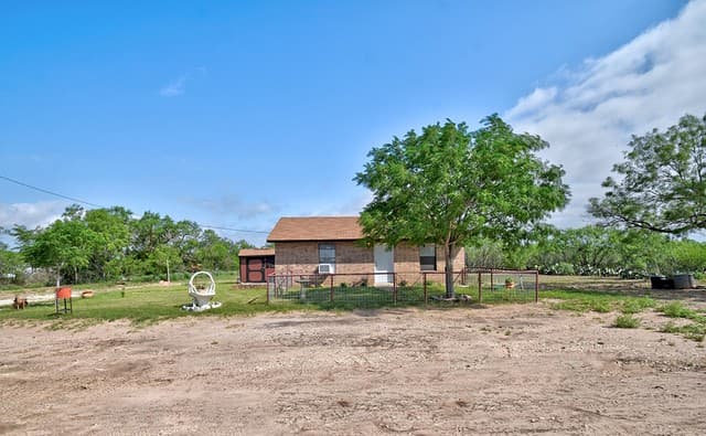 2-bedroom rental at 311 N 3rd St in Christine, TX — photo 2