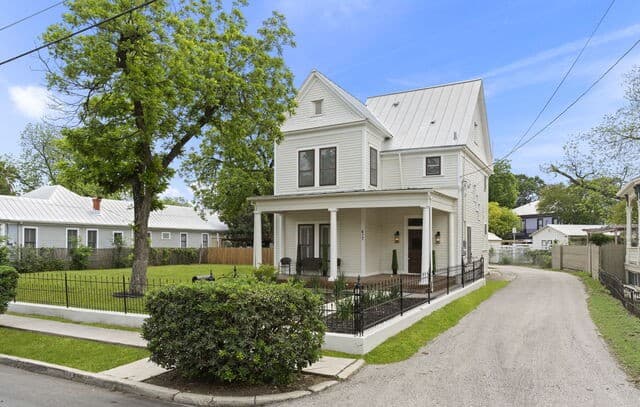 3-bedroom rental at 617 E Guenther in San Antonio, TX — photo 1