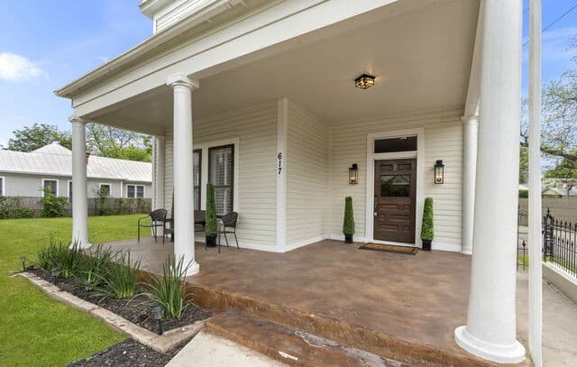 3-bedroom rental at 617 E Guenther in San Antonio, TX — photo 4